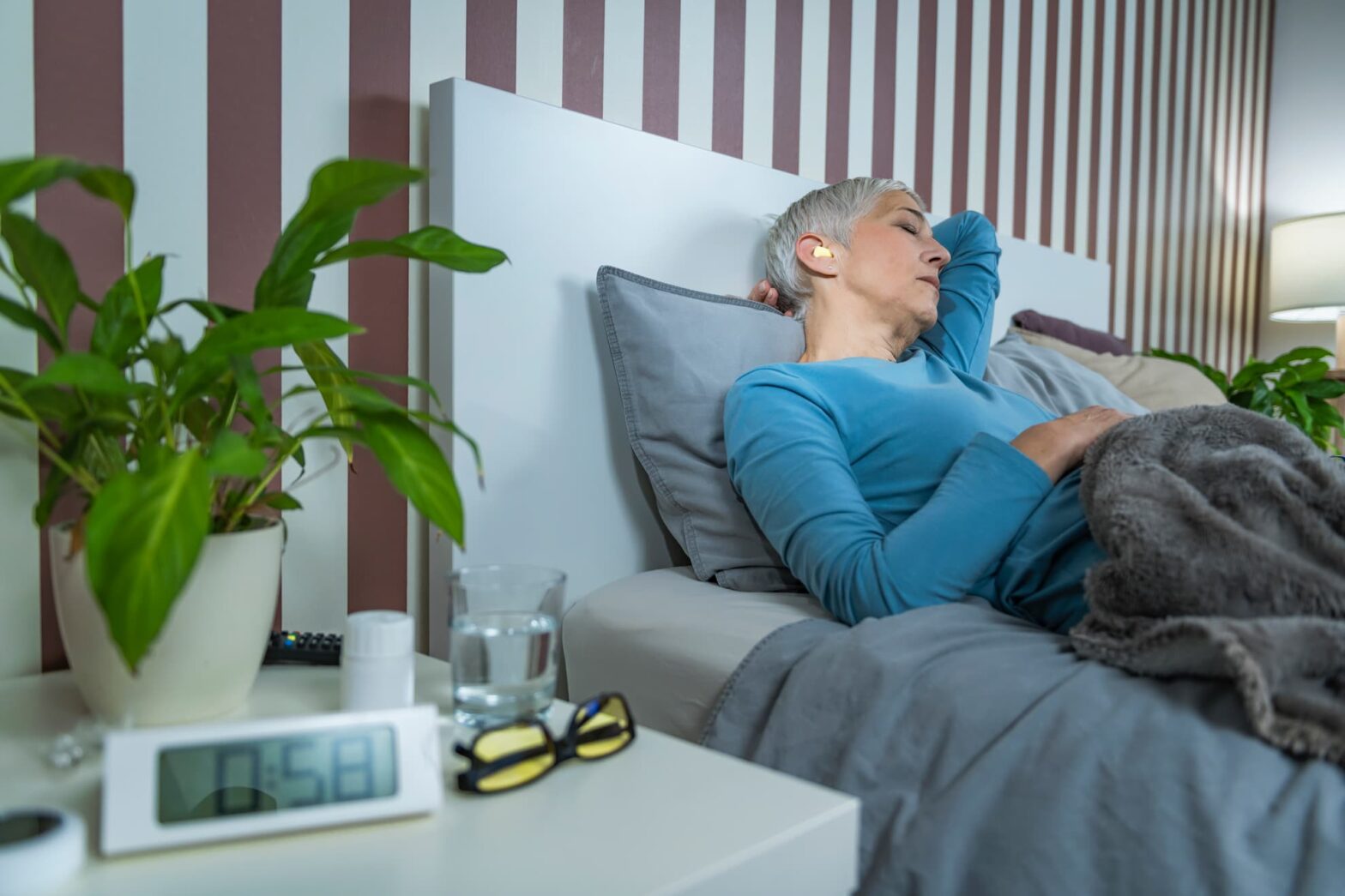 señora durmiendo con tapones para los oidos